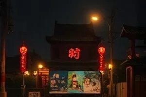 《旧书页里的夏天》横版画面，旧书店清仓时的书堆